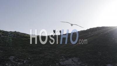 Les Alpinistes Sur Une Crête En Face Du Cirque De Gavarnie Au Coucher Du Soleil Vu Par Drone
