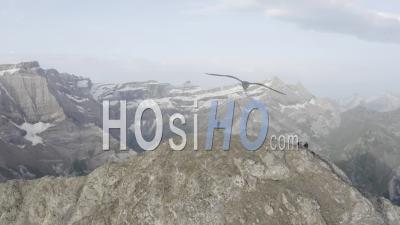 Alpiniste Au Sommet D'une Montagne Vue Par Drone