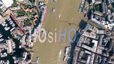 Vue Verticale De La Tamise Du London Bridge à Westminster, Londres Filmée En Hélicoptère