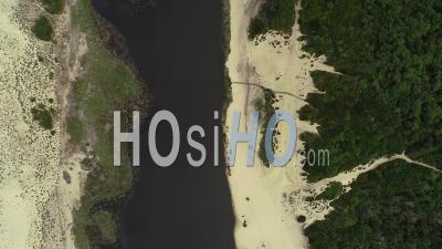 Le Courant D Huchet River Top Shot - Vidéo Aérienne Par Drone