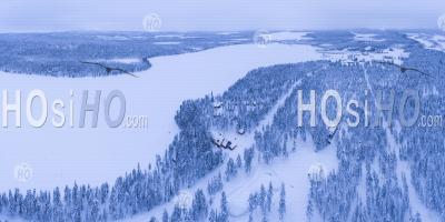 Prise De Vue Drone Photo De Cabines, Huttes Et Hébergement Dans La Forêt Avec Paysage D'hiver Et Arbres Dans Les Bois En Laponie, Finlande