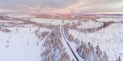 Route D'hiver Couverte De Neige Glacée Dans Le Cercle Arctique Au Coucher Du Soleil En Laponie, Finlande - Photographie Aérienne