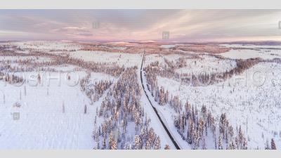 Route D'hiver Couverte De Neige Glacée Dans Le Cercle Arctique Au Coucher Du Soleil En Laponie, Finlande - Photographie Aérienne