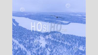 Prise De Vue Drone Photo De Cabines Et Cabanes En Forêt, Avec Paysage D'hiver Couvert De Neige, Cercle Polaire Arctique, Laponie Finlandaise, Finlande