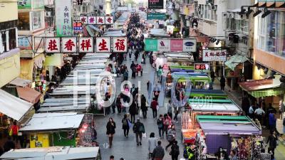 Beaucoup De Gens Marchant Dans Les Rues Où Plusieurs Stands S'alignent Pendant Un Festival à Hong Kong - Timelapse