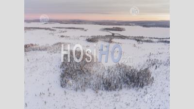 Forêt En Forme De Coeur Romantique Dans Un Paysage D'hiver Couvert De Neige Dans Le Cercle Polaire Arctique, Laponie, Finlande Drone