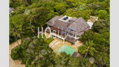 Villa De Vacances De Luxe Dans La Forêt Tropicale Sur La Côte Du Kenya, Un Hébergement De Vacances D'été Parfait, Watamu, Kenya - Photographie Aérienne