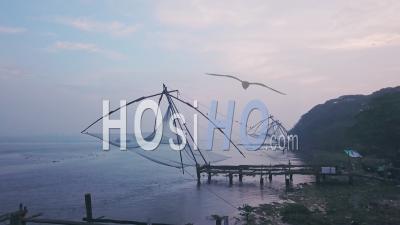 Filets De Pêche Traditionnels Chinois, Fort Kochi, Inde. Vidéo Aérienne Par Drone Au Lever Du Soleil