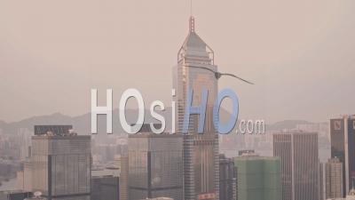 Gratte-Ciel Central Plaza Dans Les Toits De La Ville De Hong Kong. Vidéo Aérienne Par Drone