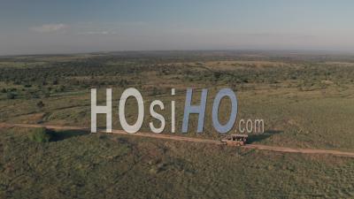 Véhicule 4 Roues Motrices Sur Safari Animalier Au Kenya. Vidéo Aérienne Par Drone De Vacances Safari