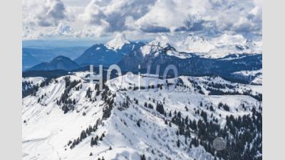 Paysage De Montagne D'hiver Enneigé, Morzine, Port Du Soleil, Auvergne Rhone Alpes, Alpes, France, Europe