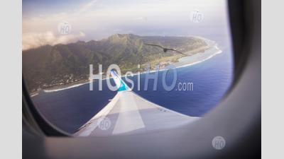 L'île Tropicale De Rarotonga Vu De La Fenêtre De L'avion Derrière L'aile D'avion, Îles Cook