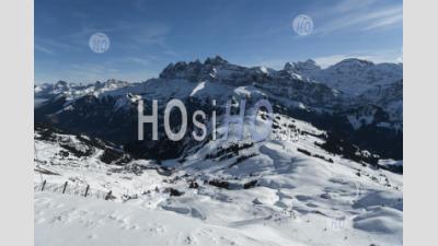 Montagnes Aux Sommets Enneigés Et Pistes De Ski Avec Ciel Bleu à La Station De Ski De Morzine Dans Les Alpes De France, Europe