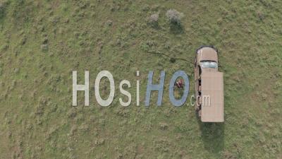 L'homme Sort Du Véhicule à 4 Roues Motrices Sur Des Vacances De Safari à Pied à Laikipia, Au Kenya. Vue De Dessus Du Vue Aérienne Par Drone