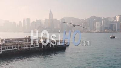 Star Ferry Dans Le Port De Victoria En Mer De Chine Donnant Sur Les Gratte-Ciel De Central, Hongkong. -Photo Large