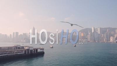 Bateaux à La Dérive Sur Les Eaux Calmes Du Port De Victoria à Hong Kong Sur Un Jour Brumeux - Wide Shot