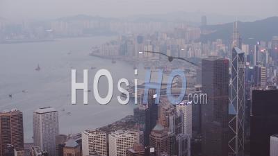 La Vue De Dessus Des Bâtiments Gratte-Ciel De Hongkong Sur Un Environnement Brumeux à Côté De L'océan Profond - Vue Aérienne