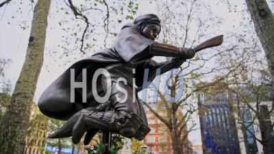 Statue De Harry Potter à Leicester Square à Londres Dans Une Zone D'attraction Touristique Populaire En Angleterre, Europe