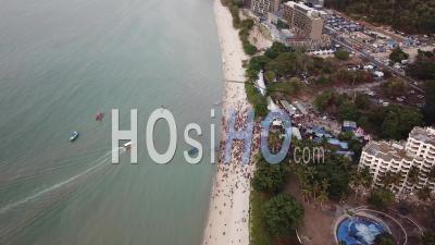 Vue Aérienne Un Bateau Arrive Au Festival De Chars Flottants à Teluk Bahang - Vidéo Drone