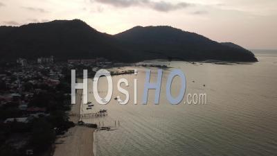 Vue Aérienne De La Plage De Teluk Bahang - Vidéo Drone