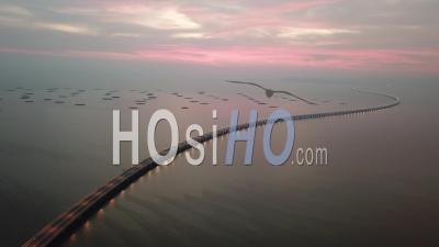 Heure Crépusculaire Au Deuxième Pont De Penang. Moins De Voiture En Raison Du Coronavirus Covid-19 - Vidéo Filmée Par Drone