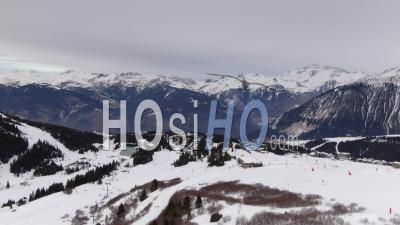 Images Aériennes De La Station De Ski De Courchevel Et Des Pistes De Ski Désertes Pendant Le Verrouillage De Covid-19, Filmées Par Drone