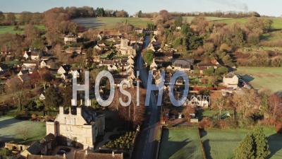 Vue Par Drone Vidéo D'une église Du Village Des Cotswolds, Une Scène Rurale Dans La Campagne Anglaise Avec Des Maisons, Des Biens Et De L'immobilier Dans Le Marché Du Logement Au Royaume-Uni, Bourton On The Hill, Gloucestershire, Angleterre