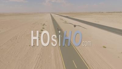 Course De Vélos Dans Le Désert De Dubaï - Vidéo Prise Par Drone