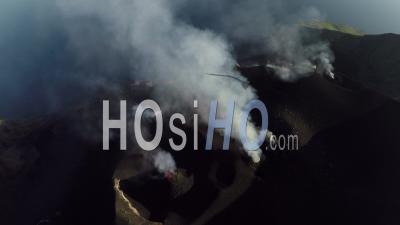 Explosions Filmées Par Drone Sur Le Volcan Stromboli, îles Éoliennes, Italie