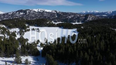 Lacs Gelés Dans Les Montagnes - Séquence Vidéo Drone