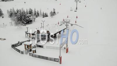 Télésiège Fermé Dans La Station De Ski Française - Vidéo Par Drone