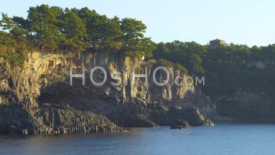 Cascade De Jeongbang, Ville De Seogwipo Sur L'île De Jeju, Corée Du Sud - Vidéo Aérienne Par Drone
