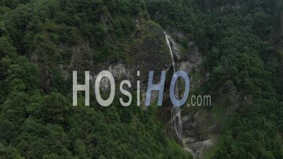 Cascade Dans La Vue Aérienne Des Alpes Suisses - Vidéo Aérienne Par Drone