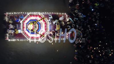 Vue De Dessus Flottant Chariot Festival - Vidéo Aérienne Par Drone