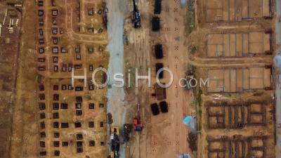 Chantier De Construction En Sol Jaune. - Séquence Vidéo De Drone
