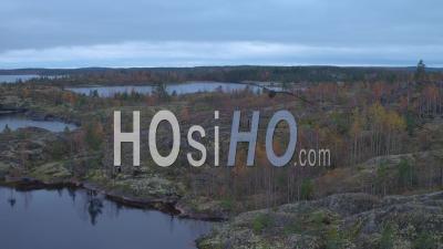 Lac Ladoga Kareliya Rochers Et Arbres En Automne - Vidéo Par Drone 