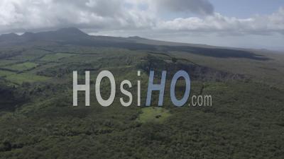 Cratères De L'île De Santa Cruz - Vidéo Prise Par Drone