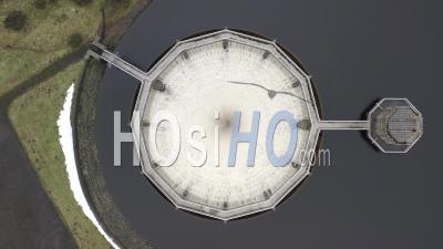 L'eau Débordant Dans Le Déversoir Au Barrage De Whiteadder - Vidéo Par Drone 
