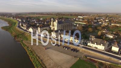 St Clément Des Levées Et Son église - Vidéo Drone
