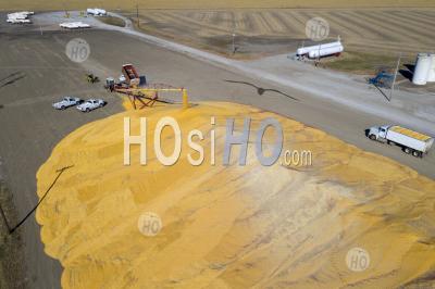 Maïs Stocké à L'extérieur De L'élévateur à Grains - Photographie Aérienne