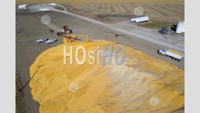 Maïs Stocké à L'extérieur De L'élévateur à Grains - Photographie Aérienne