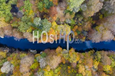 Couleurs D'automne Dans Les Arbres Au Bord De La Rivière Garry Vu D'un Drone à Killiecrankie Dans Le Perthshire, Écosse, Royaume-Uni