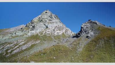 Le Bric Bouchet Dans Le Massif Du Queyras, Hautes-Alpes, France, Vidéo Prise Par Drone