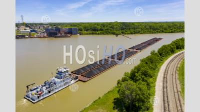 Un Remorqueur Pousse Des Barges Sur La Rivière Ohio - Photographie Aérienne