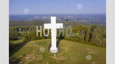Croix Du Christ Sur La Montagne De Pennsylvanie - Photographie Aérienne
