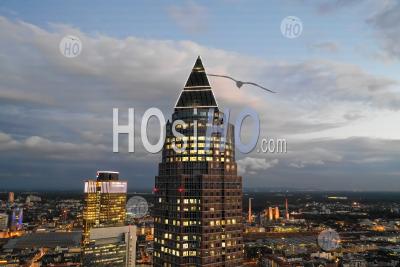 Vue Aérienne Incroyable De Messeturm à Frankfurt Am Main, Allemagne Skyline De Nuit Avec Les Lumières De La Ville Hq - Photographie Aérienne