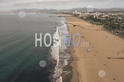 Belle Vue Large Sur La Plage De Manhattan En Californie Avec Des Vagues Qui Se Brisent Sur La Plage Hq - Photographie Aérienne