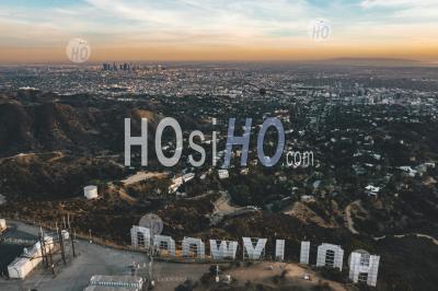 Vue Spectaculaire Sur Panneau Hollywood à La Recherche Sur Los Angeles, Californie Au Coucher Du Soleil Light Hq - Photographie Aérienne