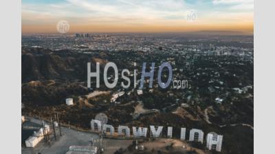 Vue Spectaculaire Sur Panneau Hollywood à La Recherche Sur Los Angeles, Californie Au Coucher Du Soleil Light Hq - Photographie Aérienne