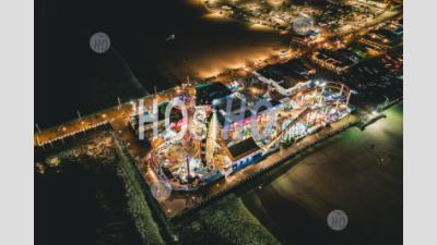 La Jetée De Santa Monica De Nuit Dans Des Lumières Super Colorées De La Perspective D'un Drone Aérien à Los Angeles, Californie Hq